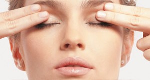 Massageando a região dos olhos