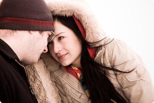 Casal Apaixonado com Roupas de Frio. 