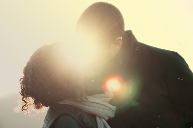 Casal beijando