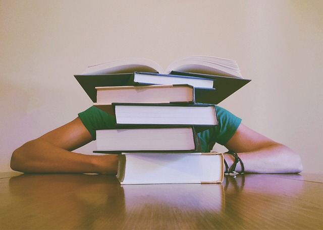 Livros um em cima do outro