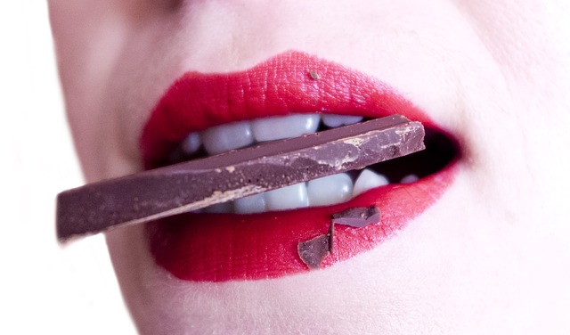 Mulher com chocolate na boca