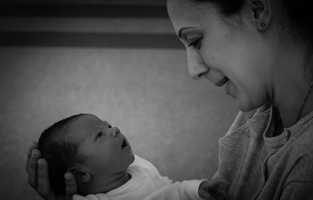Mãe olhando para o seu bebê.