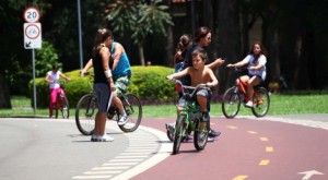 pedalando no parque