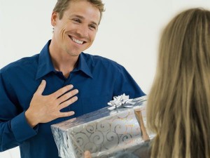 Presenteando um homem