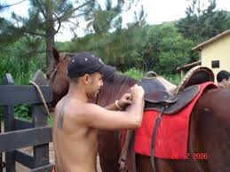 colocando sela no cavalo
